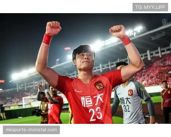 齐达内如何通过加速传球撕裂防线并在关键战中重塑中场掌控？